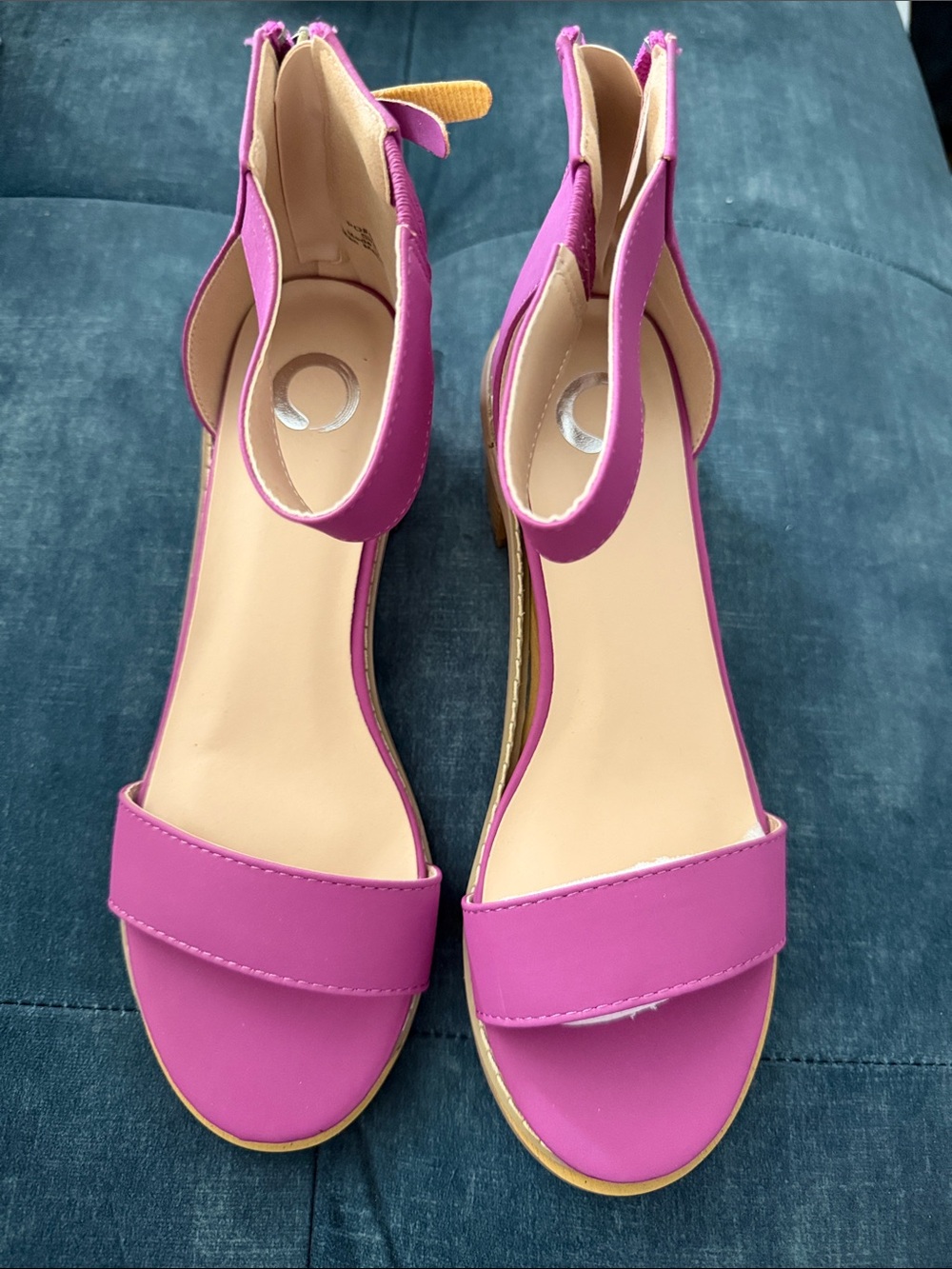 Women’s Open-Toe Ankle-Strap Sandals in Fuchsia Pink DAMAGED